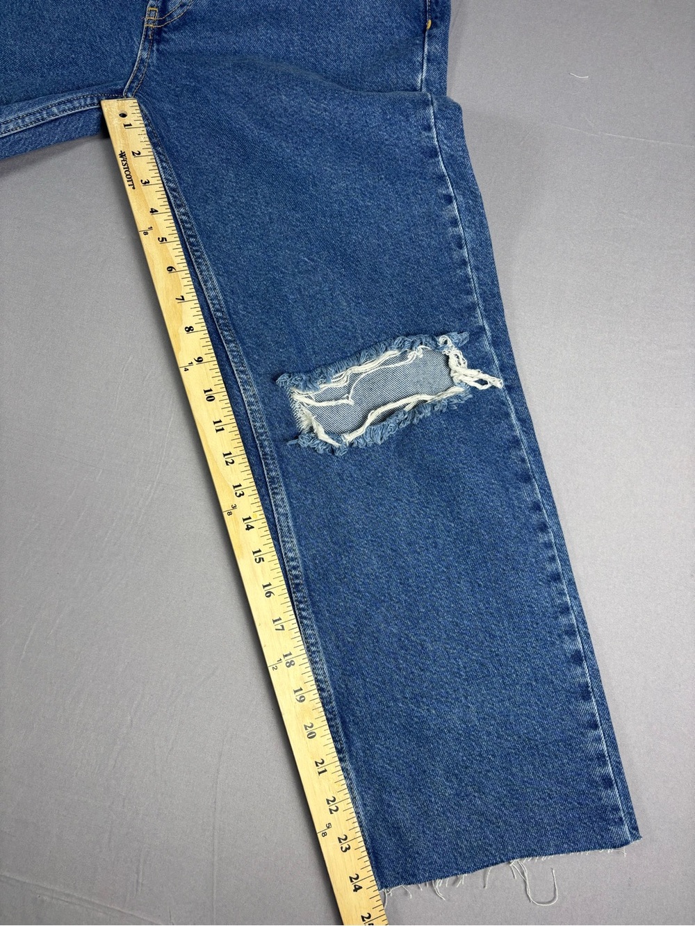 We The Free Cropped Raw Hem Distressed Blue Jeans Women’s Size 28 - Picture 9 of 12